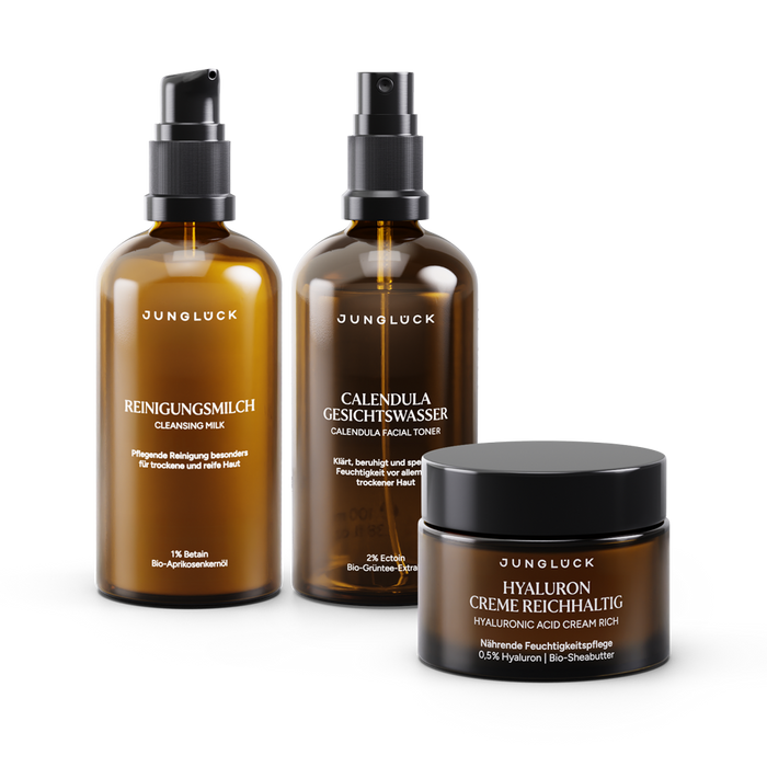Set für trockene Haut mit REINIGUNGSMILCH, CALENDULA GESICHTSWASSER und HYALURON CREME REICHHALTIG in Braunglasflaschen.