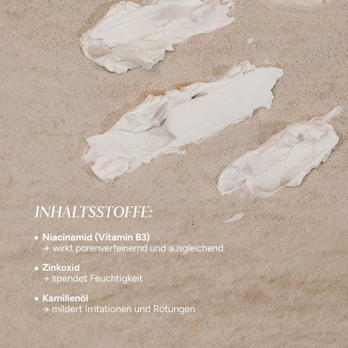 Eine cremige Pickelpaste auf sandfarbenem Untergrund mit beschriebenen Inhaltsstoffen.